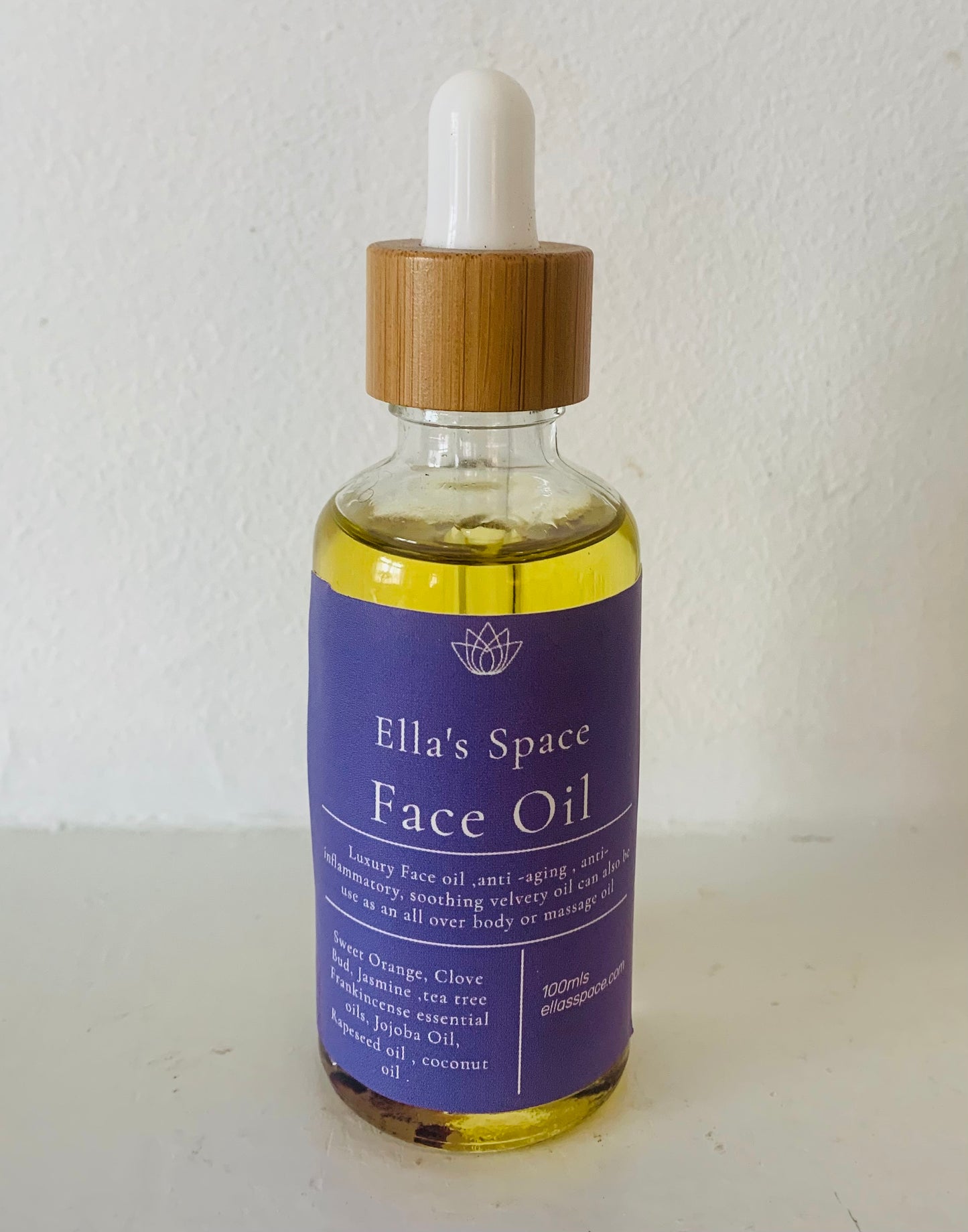 Face Oil : Skin correcting Face oil: A highly moisturizing face oil that will give the skin a dewy glow.